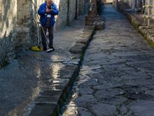 Herculaneum worker cleans paths during morning opening hour. He would inform us that the large Villa Papiri is still closed for renos. Sigh...