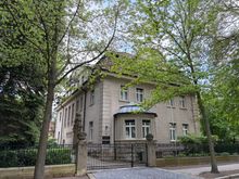 Very elegant buildings in the block around the hotel, with beautiful large trees and gardens 