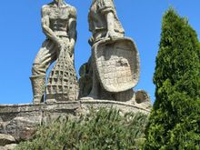 The shellfish gatherers of the Ria de Arousa region are much lauded here, as this handsome sculpture attests.   At the parking lot, we were approached by a few people selling boat trips on the Ria (inlet) with all-you-can-eat mussels.  My partner does not eat anything "with black shells," but I have four more days to turn his opinion!!!  A boat trip would be lovely!!  It's in the high 80sF today, Tuesday....