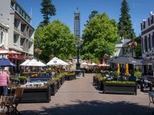 I think that is nelsonian and Warm in front of those yellow tied down umbrellas.!!!
