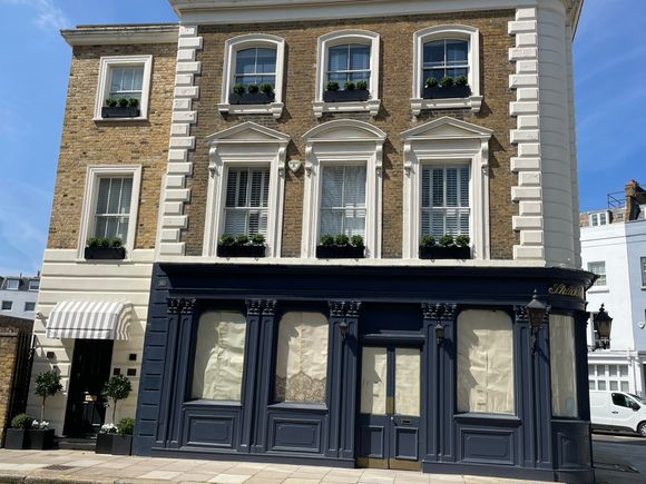 Loved this bldg near the apartment and wished there was still a restaurant open there