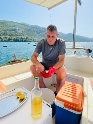 Fresh oysters and white wine for breakfast!