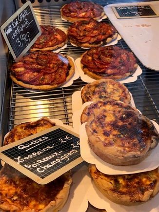Tomato and mushroom tarts for lunch