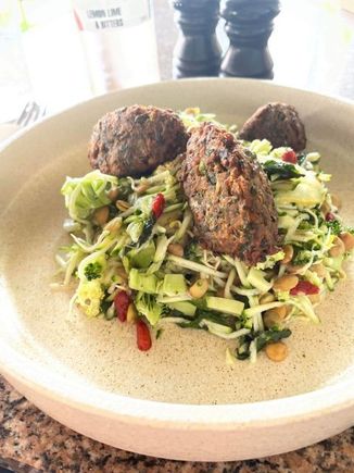 So delicious!   Zucchini, broccoli, mint, goji berries, sprouted lentils, falafel 