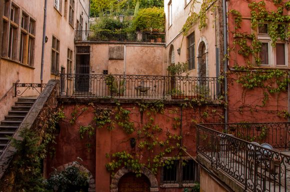 La Tour Rose miraboule.