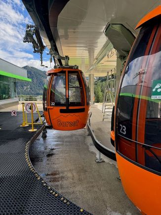The Borest gondola transports passengers 1.3 km between Colfosco and the adjacent town of Corvara