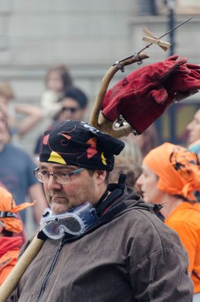 Some folks wisely brought goggles plus long-sleeved clothing to protect against errant sparks. I saw a number of participants plus tourists who were seemingly unaware of live sparks that had fallen onto their clothing.
