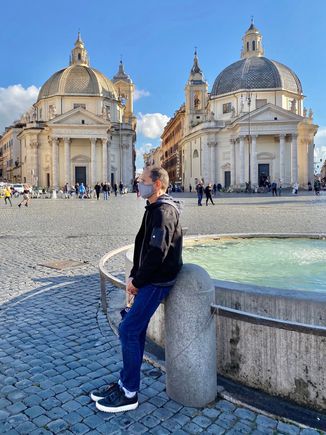 Taking a break in Piazza del Popolo 
