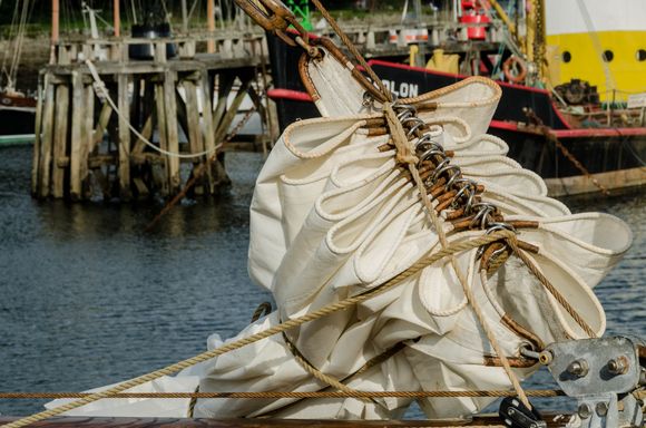 Bunched sails with the aforementioned Roi Gradlon behind.