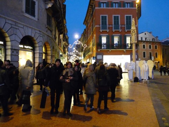 La passegiatta, via Mazzini, Verona