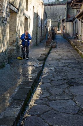 Herculaneum worker cleans paths during morning opening hour. He would inform us that the large Villa Papiri is still closed for renos. Sigh...