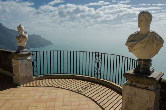 Gore Vidal once claimed that this very view is the world's most beautiful sight, 'when the winter sky and the sea are so vividly blue that it is not possible to distinguish one from the other."
Btw, does anyone know who these 2 statues are supposed to represent?