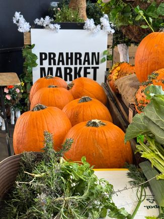 Lovely autumn decorations! I love pumpkins!