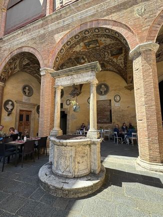 What a wonderful setting for lunch!