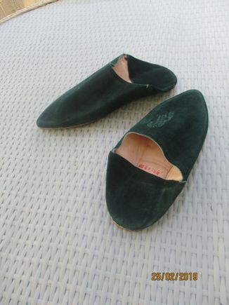 Sort-of velvet babouches for kswl
