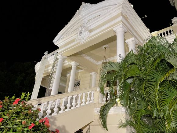 I've only added a few pics of the mansions.  This was a restaurant