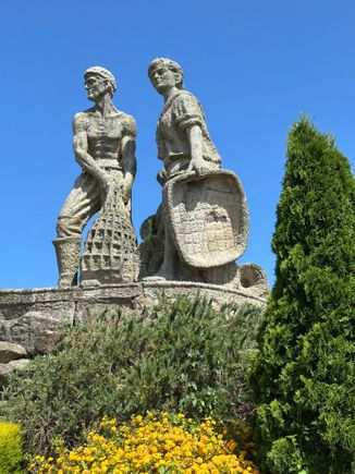 The shellfish gatherers of the Ria de Arousa region are much lauded here, as this handsome sculpture attests.   At the parking lot, we were approached by a few people selling boat trips on the Ria (inlet) with all-you-can-eat mussels.  My partner does not eat anything "with black shells," but I have four more days to turn his opinion!!!  A boat trip would be lovely!!  It's in the high 80sF today, Tuesday....