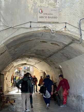 Entrance to the street: Strada Arco Bello
