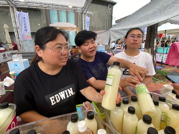 A very busy food fair! 