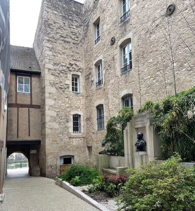Down to the canal at Pasteur house 