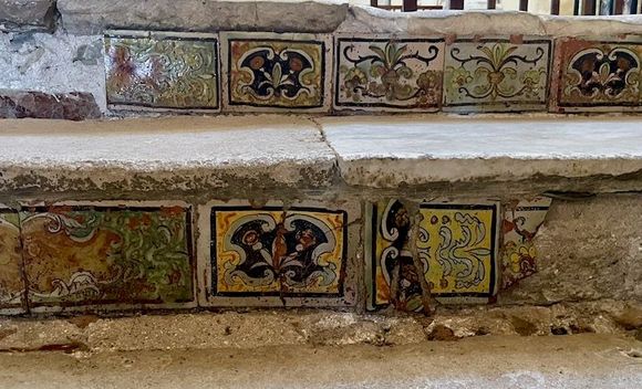 Other interesting detail, including these tiled steps