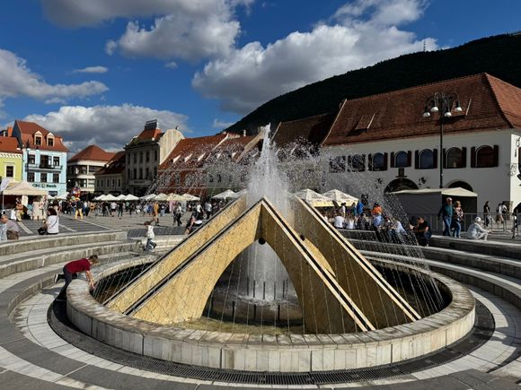 Another view of Piata Sfatului