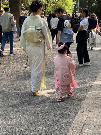 There is a tradition in which children who are 3, 5, and 7 are celebrated. They’re brought to the shrine and their family gives thanks to the gods for their health and pray for continued protection in the future. We saw children and their families dressed up for this wonderful tradition. 