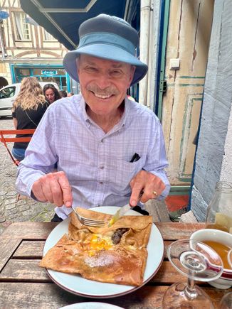 Galette Complete...ham, cheese, mushrooms, onions & egg...tres bien!