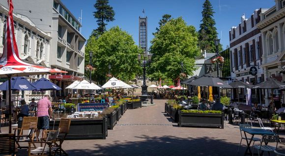 I think that is nelsonian and Warm in front of those yellow tied down umbrellas.!!!