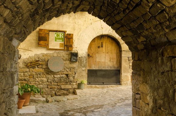 There, one finds the excellent four-bedroom Dos Arcos B&B. Owners Emma and Yiftach had agreed to be available for assistance if we'd needed any upon our arrival. Mrs Z and I appreciated their gesture, even though we eventually found the secret location of our hidden door key aided by the actual owner lady. Yiftach also operates a Bike Workshop with tours. Their impossibly-clever children are trilingual and will be quick to tell you that!!!