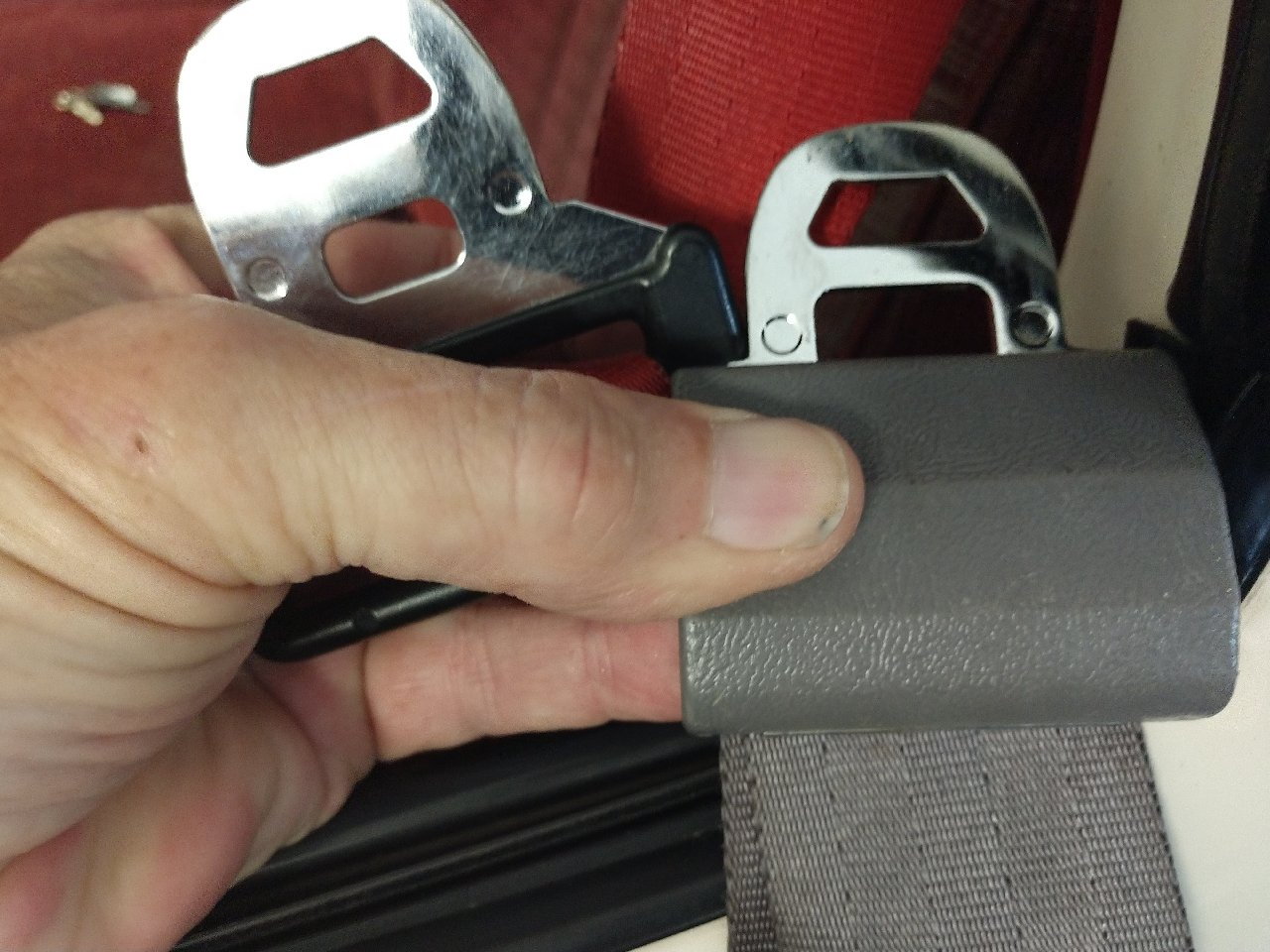 How to free and fix a stuck safety belt buckle 