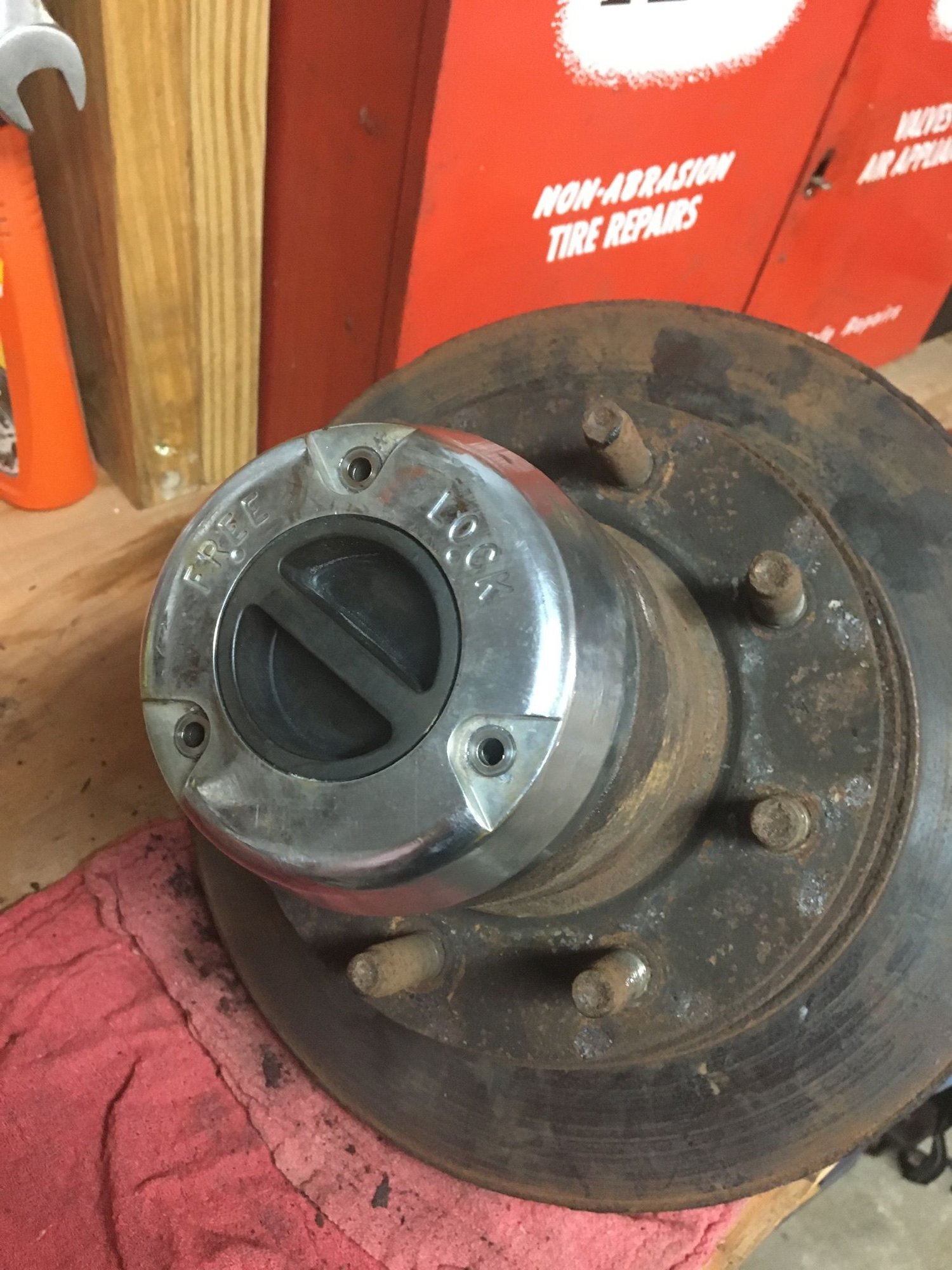96 F250HD manual locking hub removal Page 2 Ford Truck Enthusiasts