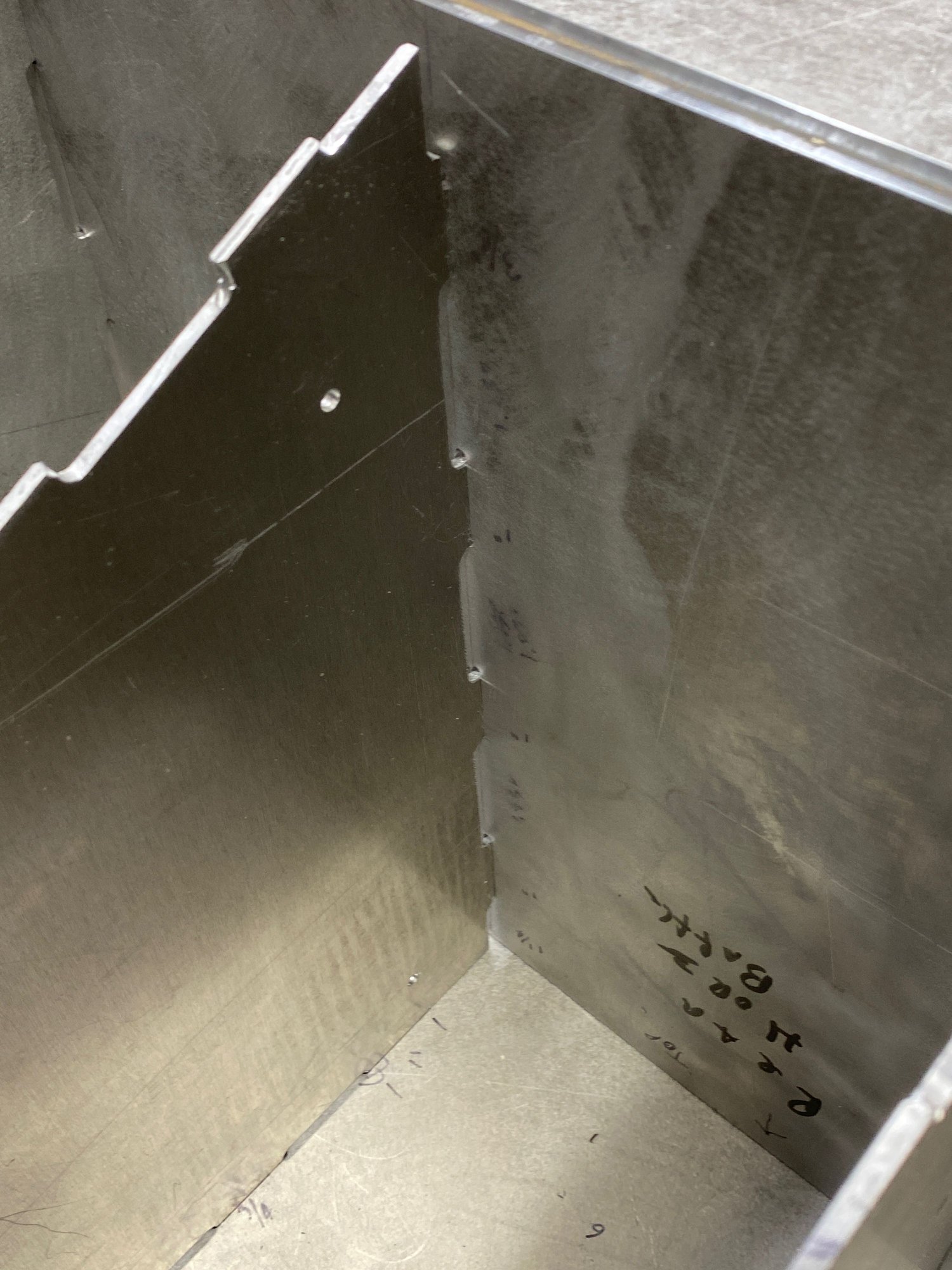 Fit of panels for fuel tank.