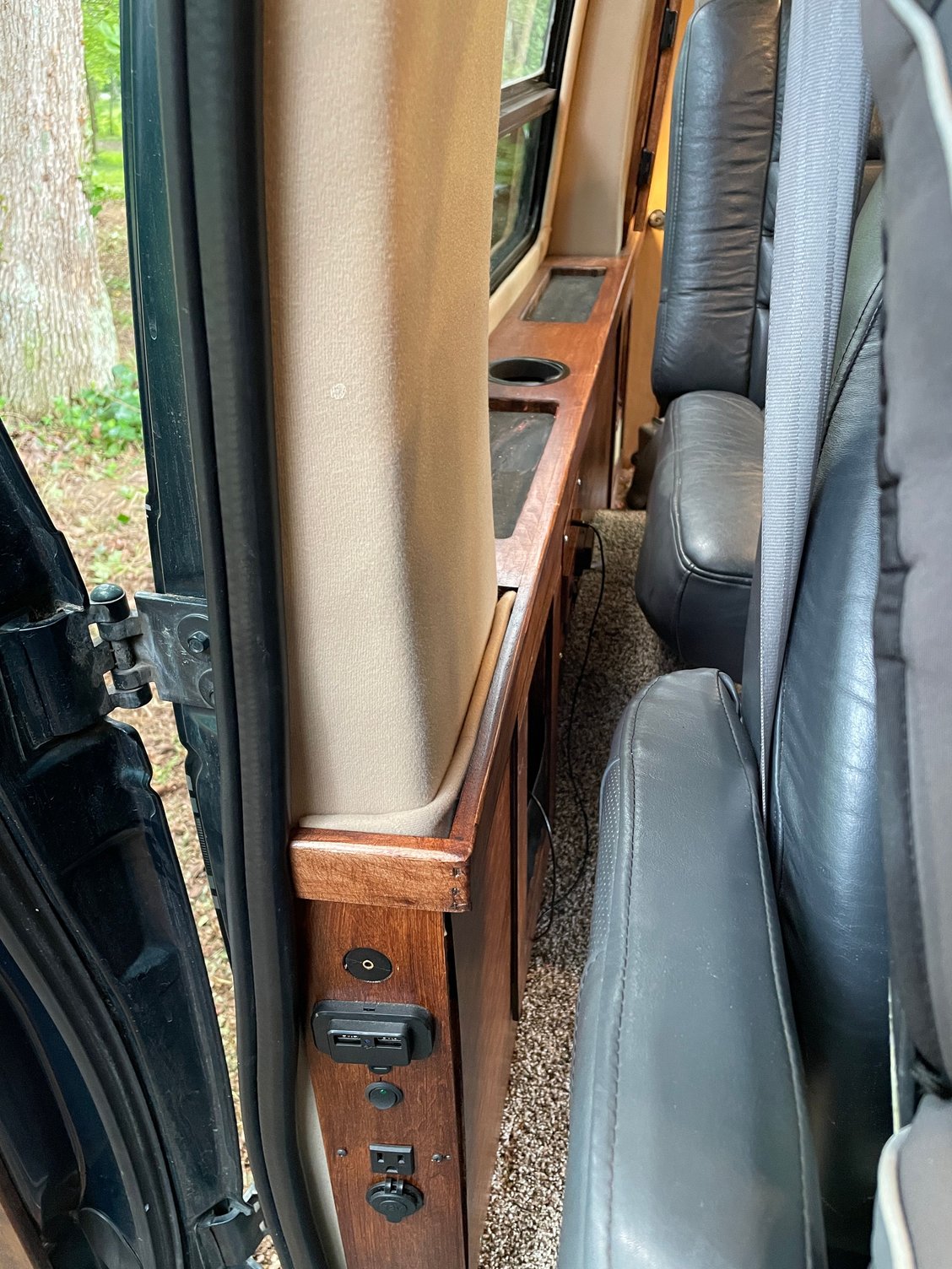Right side window sill unit with unique I/O panel for middle right seat