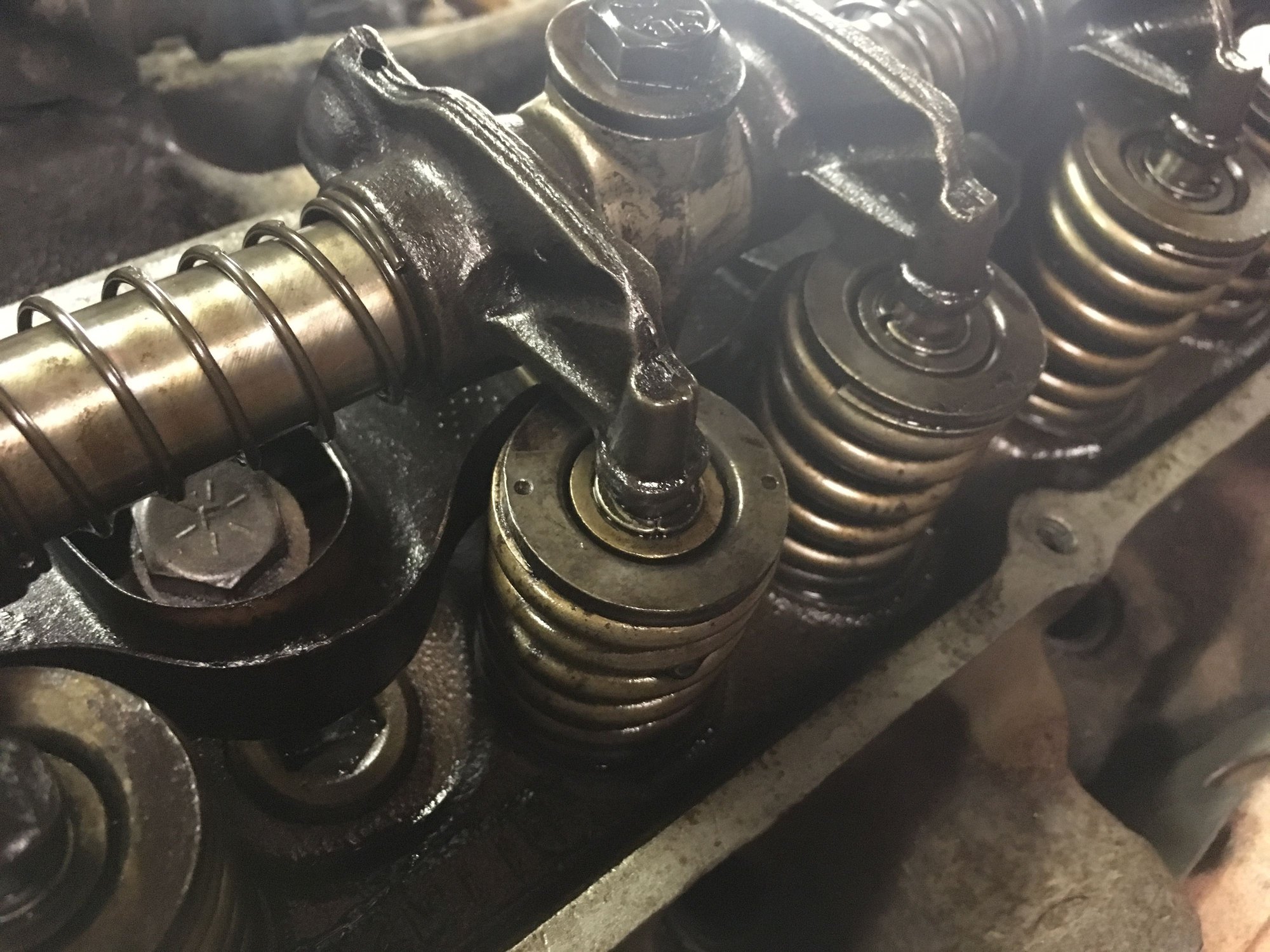 74 FE 390 Two different stles of valve retainers Ford Truck