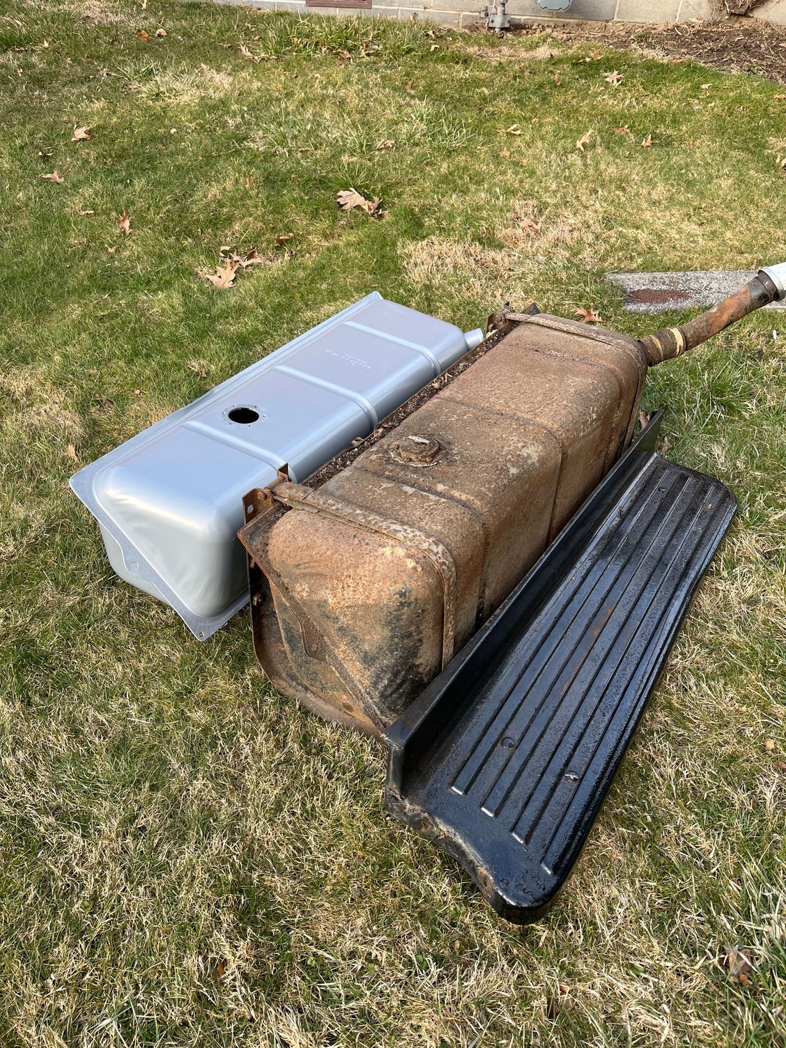 Old gas tank decided to spring a leak in my driveway, guess who got a new one for Christmas?