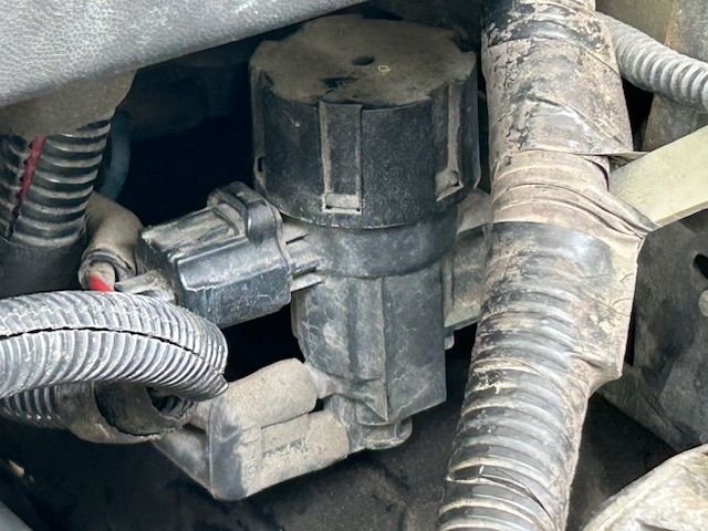1998 4.2l v6 - unknown part close up