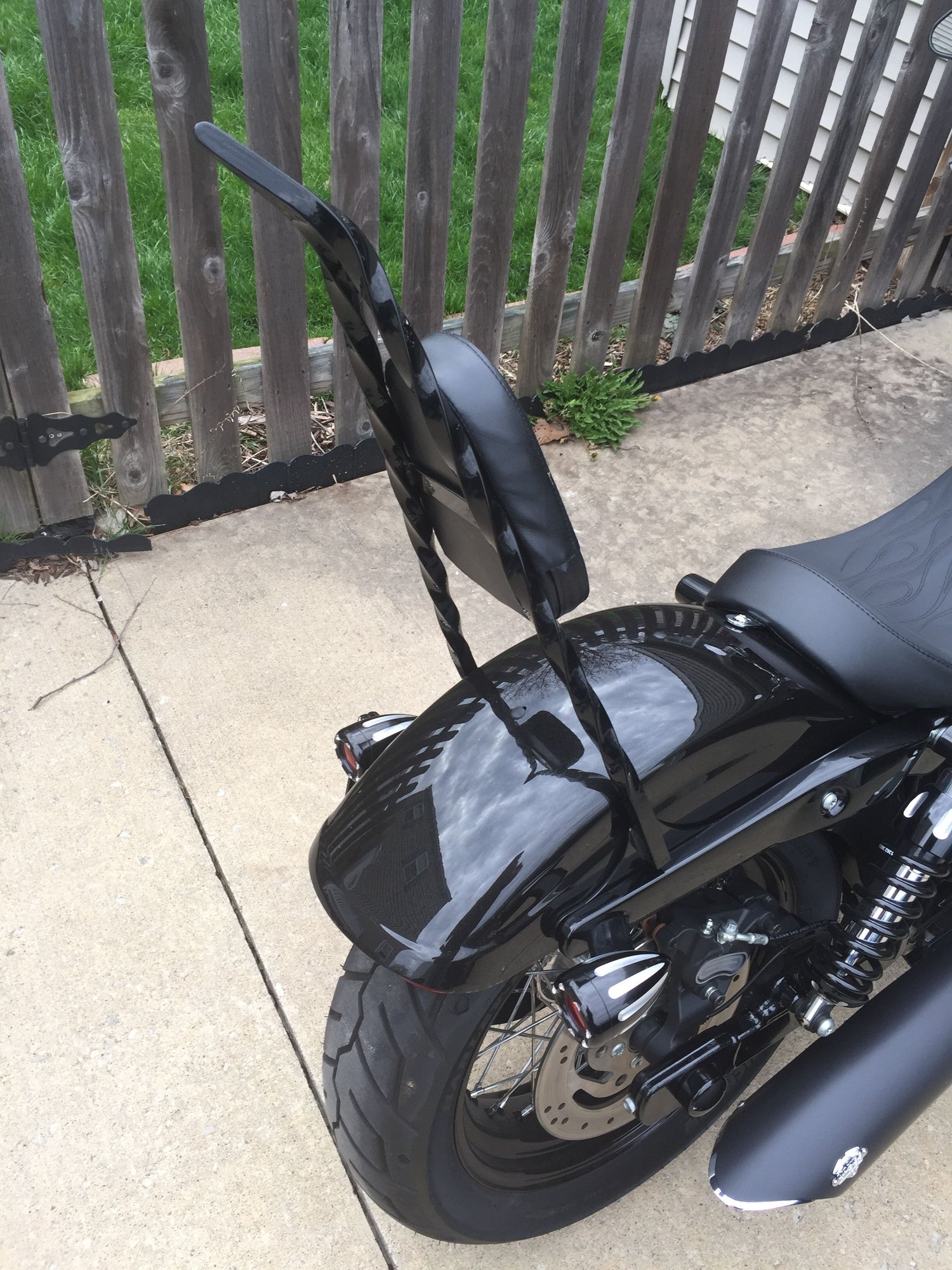 Wide Glide 24" Sissy bar w/ Backrest Pad Twisted, Gloss Black