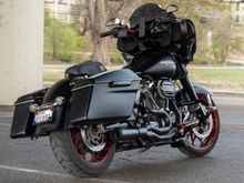 My 2020 Street Glide 
Bassani Mid Length 2 into 1 black 