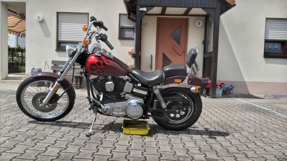 Here you can see the chrome oil tank has been replaced with the correct 83 & later black oil tank, i have a drip pan under the bike because i think the trans main seal is leaking,  next will be to pull the outer & inner Primary !