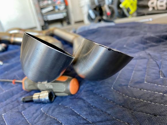 Spray paint overspray all over the exterior of the pipes.