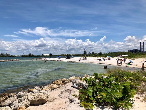 This is a great little quiet beach with free parking and public restrooms.

It was clean beach.