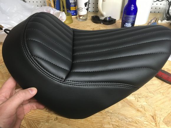 stock fxbb seat. slightly less comfortable than a stock iron 883 seat.