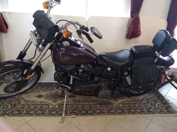 this was / is for sale !?!? they were asking 23500 CHF (Swiss Franks) looks like it is a European model with the front wheel speedo drive, only thing i noticed it has chrome mirrors & i think the rear turn signals were moved rearwards to facilitate saddle bags . . .  