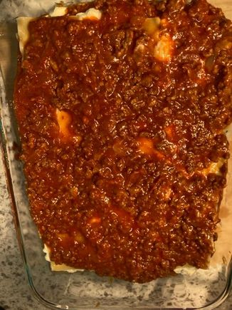 Lasagna layering meat sauce