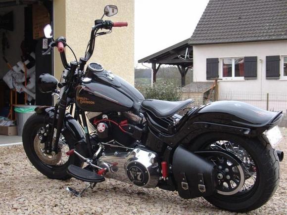 Bluegrass Breakdown : my current bike that I will probably keep for a while. Need to do a little bit more changes to really make it mine. Captain Blaster (one of the most famous pinstriper in Europe and a friend of mine) is comin' to my place in may to add some personal pinstripes on it and next winter, I will probably change the rear fender ...