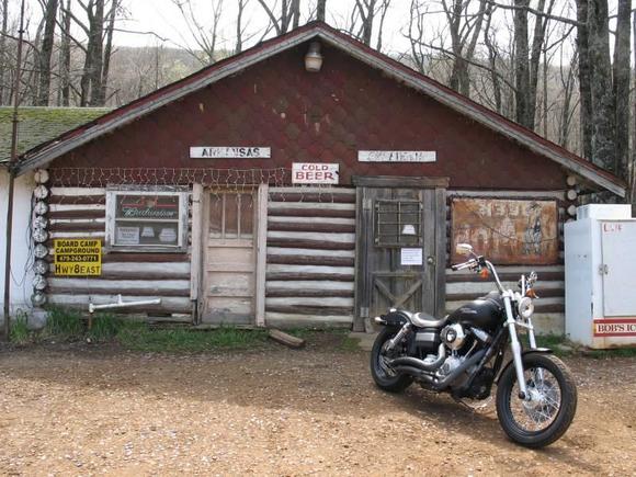 A really unique little dive bar that the state line crosses down the middle of.people come from the dry Arkansas side to buy beer there.  There was the trippiest sorta hippie chick in there who was a bit of a pyromaniac.  She was off to celebrate the first day of spring with a joint and burning a pile of brush.  LOL
