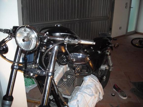 Trying out ways to stick the headlight on ,but the flippin cablez short , need to mod it to place it on the bottom tree,

looks ok but to much springgy stily, need it a bit lower,