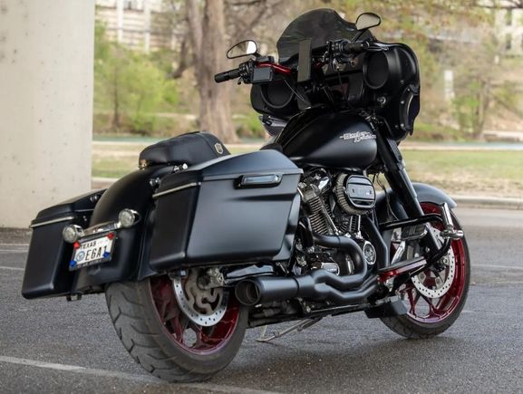 My 2020 Street Glide 
Bassani Mid Length 2 into 1 black 