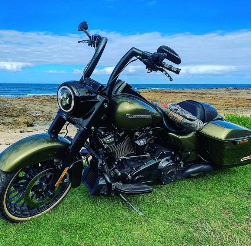 Help with 2015 Road King Police handlebar choice / hardware Harley